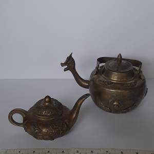 古舊銅茶壺，六寸雕有花鹿，蝠鼠蓋。七寸雕上多款龍。每個三百八十元兩個共售五百...