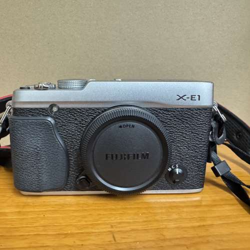 Fujifilm X-E1 銀色版相機淨機身  HK$1700