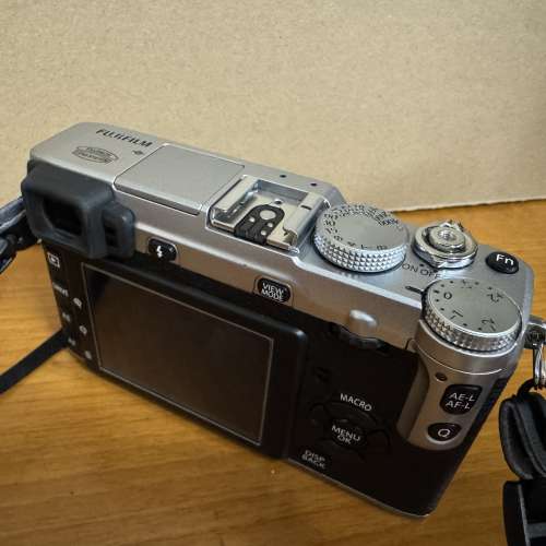 Fujifilm X-E1 銀色版相機淨機身  HK$1700