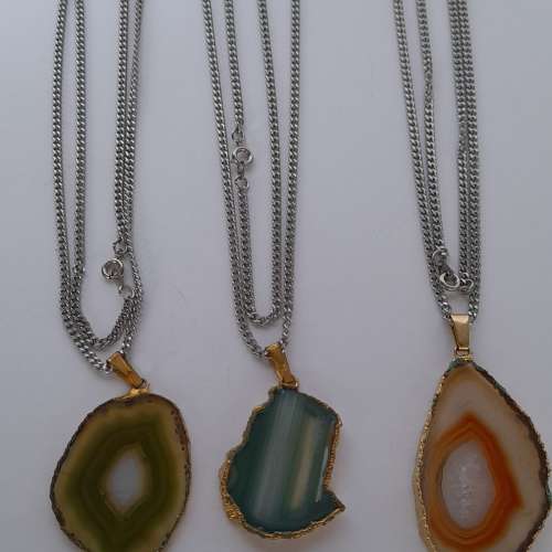 古舊瑪瑙吊墜大約一點五寸，連廿四寸不銹鋼頸鏈。每套一百五十元三套三百三十元。n...