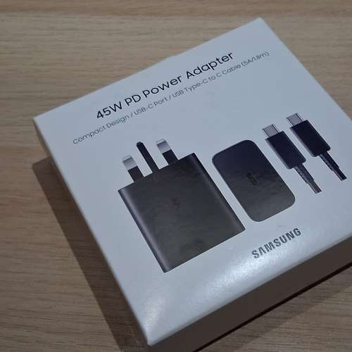 45W 旅行充電器 (包括5A USB-C 至 USB-C 數據線)