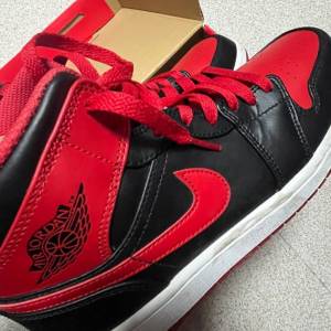 Air Jordan 1 MID