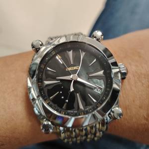 💯罕見SEIKO Galante GMT Spring Drive SBLA067，獨特鬥獸場外殼， 幻彩綠面，新淨...