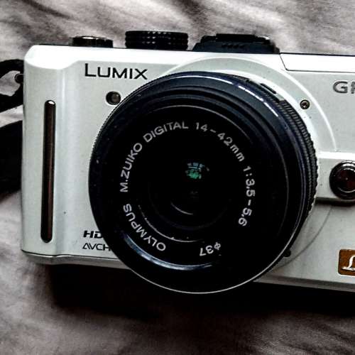9成新Lumix M43 經典 GF1罕有靚仔白色機身配 Olympus 14-42 IIR zoom