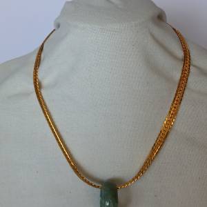 翡翠A玉油青戒指，12mm 寬，內徑20mm,  配上精美鍍金铜頸鍊寬7mm ，長约18吋，亦可...