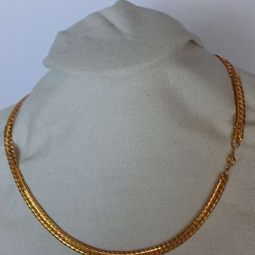 翡翠A玉油青戒指，12mm 寬，內徑20mm,  配上精美鍍金铜頸鍊寬7mm ，長约18吋，亦可...