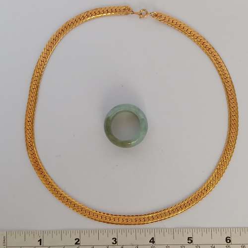 翡翠A玉油青戒指，12mm 寬，內徑20mm,  配上精美鍍金铜頸鍊寬7mm ，長约18吋，亦可...