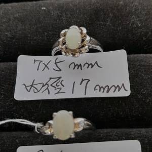 澳洲蛋白石opal鑲嵌純銀戒，單一隻三百三十元兩隻五百元。no.21.4.25