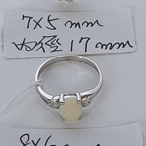 澳洲蛋白石opal鑲嵌純銀戒，單一隻三百三十元兩隻五百元。no.21.4.25