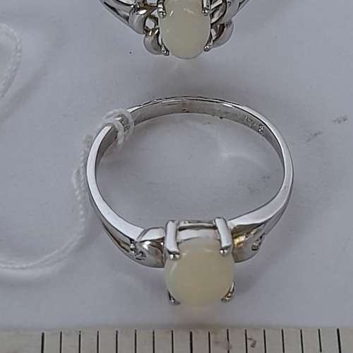 澳洲蛋白石opal鑲嵌純銀戒，單一隻三百三十元兩隻五百元。no.21.4.25