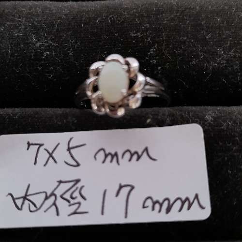 澳洲蛋白石opal鑲嵌純銀戒，單一隻三百三十元兩隻五百元。no.21.4.25