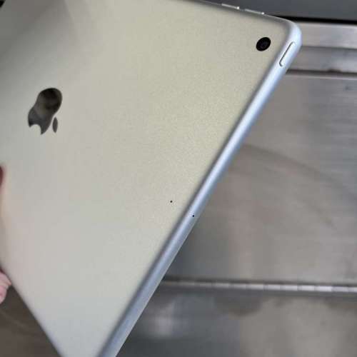 iPad 第8代 128gb,港版極新，完美冇花，冇修冇拆，有套有貼，所有功能正常！不議價...
