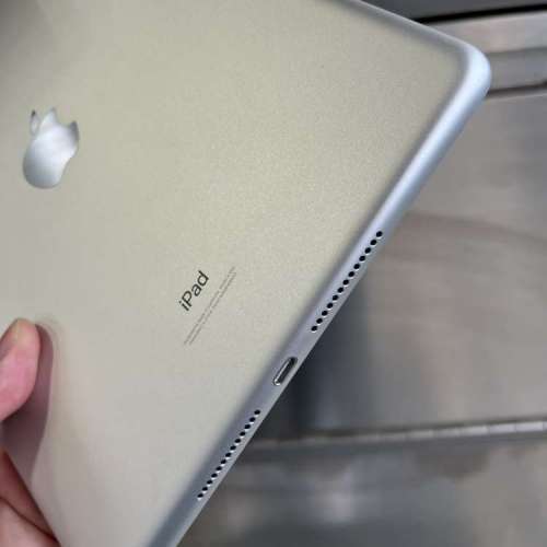 iPad 第8代 128gb,港版極新，完美冇花，冇修冇拆，有套有貼，所有功能正常！不議價...