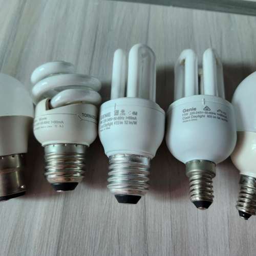 5個慳電燈膽有冷暖色和暖黃色