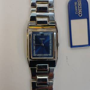 ( 全新日本制造 ) Vintage Seiko V701-5D30 Tank Quartz Watch with Cambered Glass