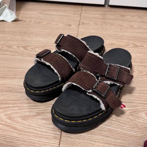 dr martens 拖鞋