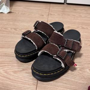 dr martens 拖鞋