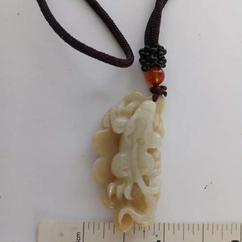 .翡翠A玉貔貅長尾吊墜约1.5吋，寓意幸福延續， 精工雕刻，略偏紅色調，連廿四吋繩頸...