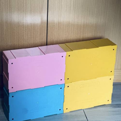 出售80年代cassette收納盒4個，每個可放十盒，可合併或散放，每個可放十盒帶，一套4...