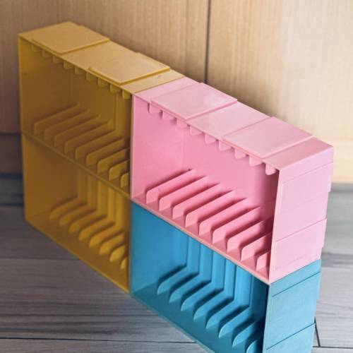 出售80年代cassette收納盒4個，每個可放十盒，可合併或散放，每個可放十盒帶，一套4...