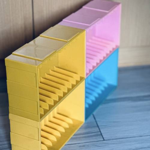 出售80年代cassette收納盒4個，每個可放十盒，可合併或散放，每個可放十盒帶，一套4...