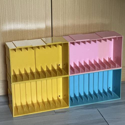 出售80年代cassette收納盒4個，每個可放十盒，可合併或散放，每個可放十盒帶，一套4...