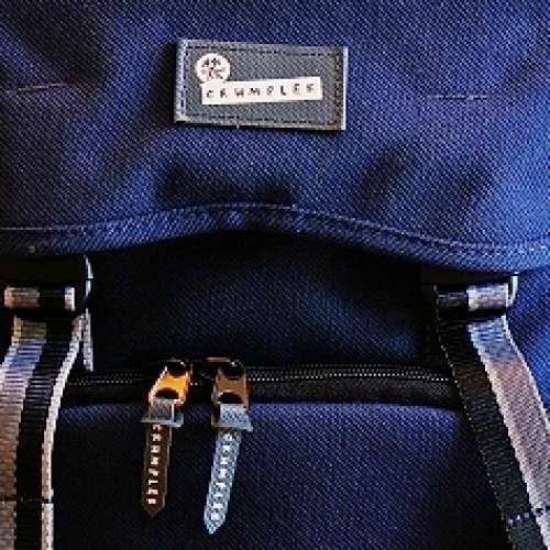 Crumpler Karachi Outpost Small來自澳洲著名設計師，手工精緻帆布背囊，袋細容量大...