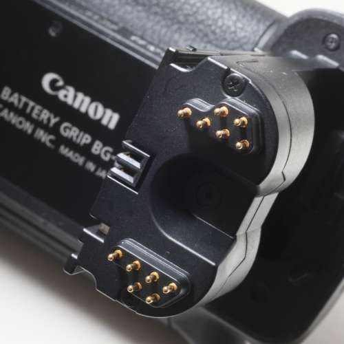 Canon5D 2專用直度(BG-E6)連電池匣(BGM-E6)及原庒外盒，實用好用，令外型改變,成部...