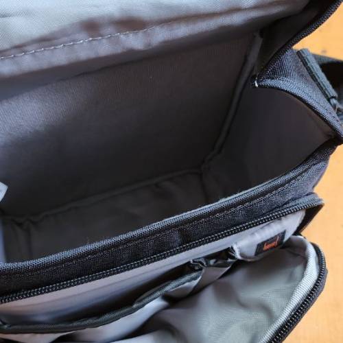 Lowepro（Even Messenger 100)