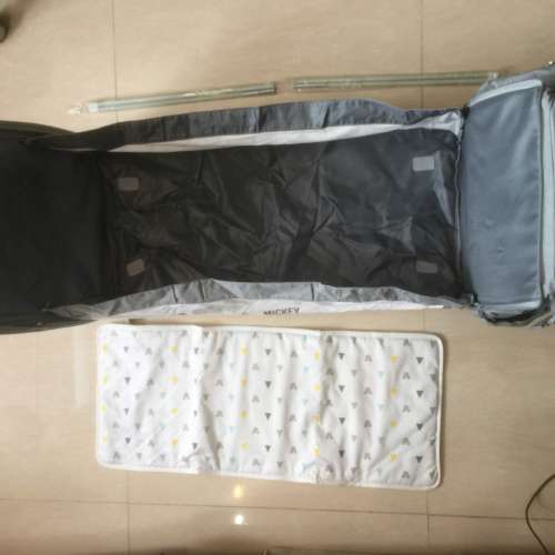 $100 100% 全新 未用過 便携 背包式 可收納 嬰兒床 (80cm x 30 cm) 有軟墊 有支架 -...