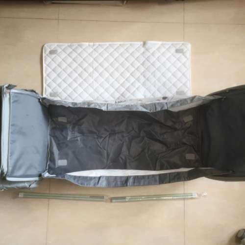 $100 100% 全新 未用過 便携 背包式 可收納 嬰兒床 (80cm x 30 cm) 有軟墊 有支架 -...