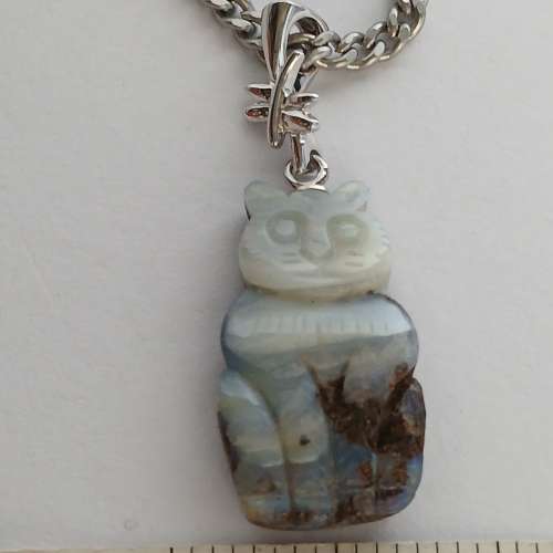 澳洲蛋白石opal原石雕刻貓吊咀，30x15x7mm,純銀鉤，配24寸不銹鋼頸鏈。no.D27.5.25