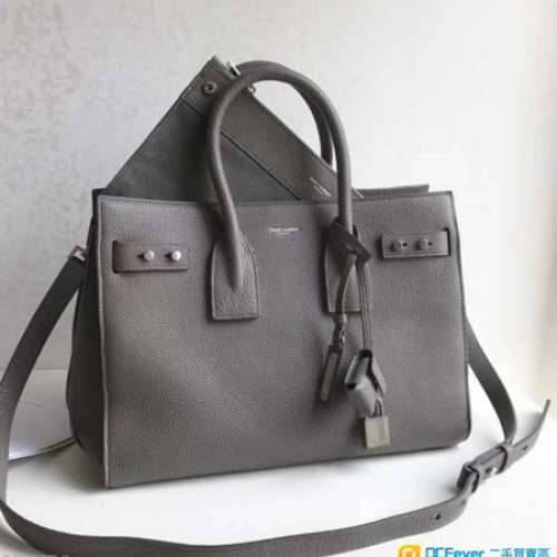 YSL 風琴包。大號柔軟小牛皮。