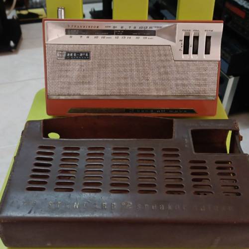 三部古董收音機及cassette 機，全部存放已久，不包正常，只合收藏或拍攝和維修者，...