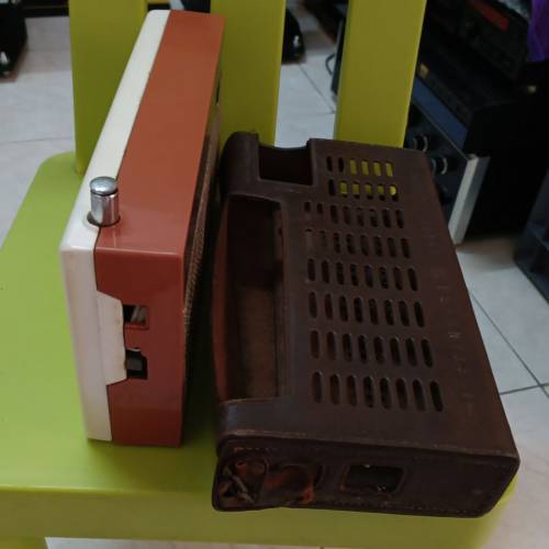 三部古董收音機及cassette 機，全部存放已久，不包正常，只合收藏或拍攝和維修者，...