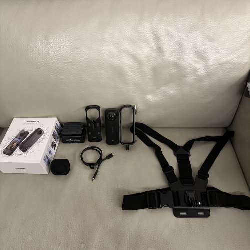 Insta360 x4 + 3x 後備電池 + 充電器 + 胸帶 + lens cover + 多功能保護邊框 + 控溫...
