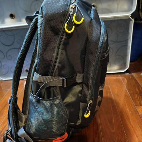95% new 50L 深灰色背包 網上買的，只用過幾次，覺得稍為大了些，故出讓