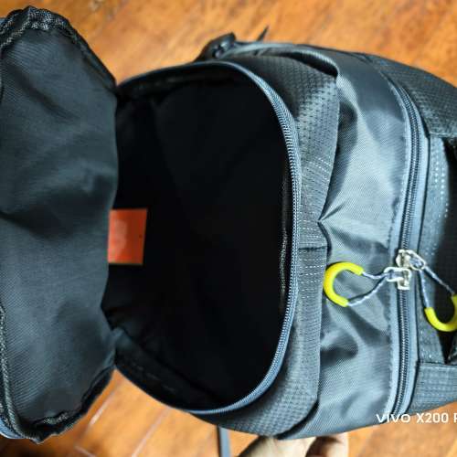 95% new 50L 深灰色背包 網上買的，只用過幾次，覺得稍為大了些，故出讓