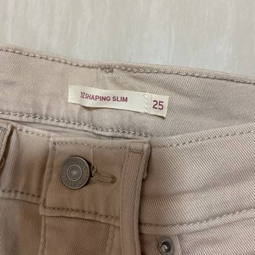 Levi&rsquo;s 312 ShapingSlim 牛仔褲