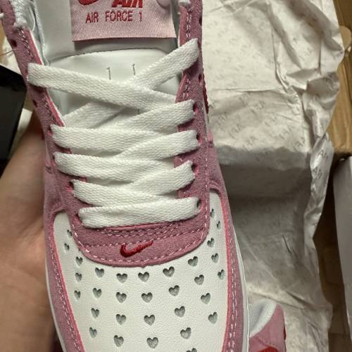 Nike Air Force 1 07 qs情人節限定