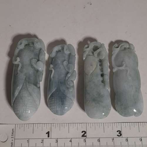 一手四個翡翠A玉粟米/福果吊墜，有色圓滑好水頭，共售五百元。單一個二百元。no.31...