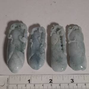 一手四個翡翠A玉粟米/福果吊墜，有色圓滑好水頭，共售五百元。單一個二百元。no.31...