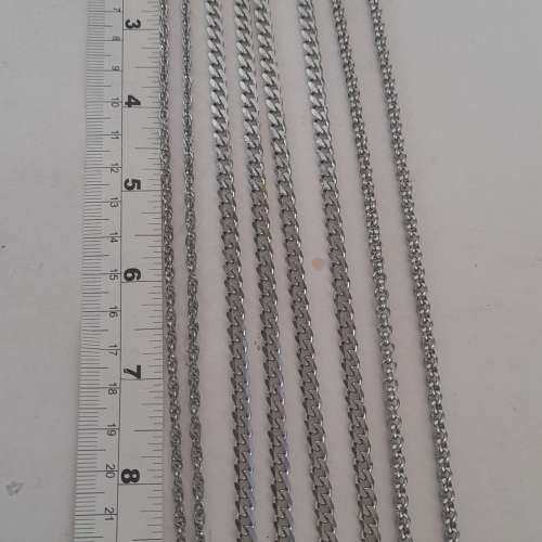 一手四條50cm大約20寸 不鏽鋼頸鏈共售200元，單一條一百元。no.3.4.25。