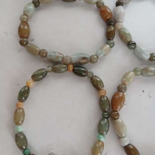 一手6條翡翠A玉手串，亦可作diy 用途，共售 300元，單一條100元，no.D3.4.25