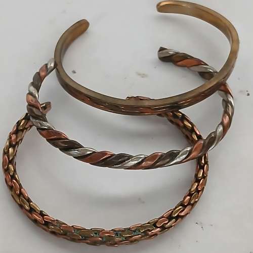 清 理存貨平售，一手5 隻銅手鈪共售150元。no.D3.4.25