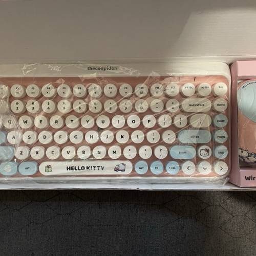 thecoopidea x Hello Kitty keyboard