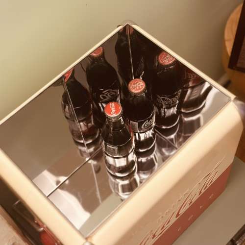 出售99%新 可口可樂 金屬手提復古保溫箱一個，一直只放在屋內裝飾，未拎過出街，有...