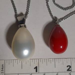 一手兩個貝珠shell pearl吊墜,24x16mm,22x24mm.純銀鉤配上廿四寸不銹鋼頸鏈，兩套共...