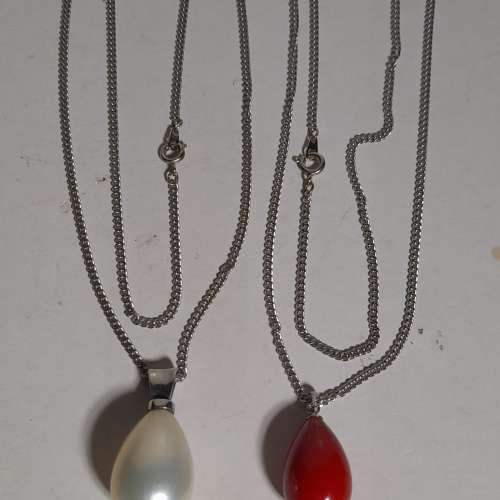 一手兩個貝珠shell pearl吊墜,24x16mm,22x24mm.純銀鉤配上廿四寸不銹鋼頸鏈，兩套共...