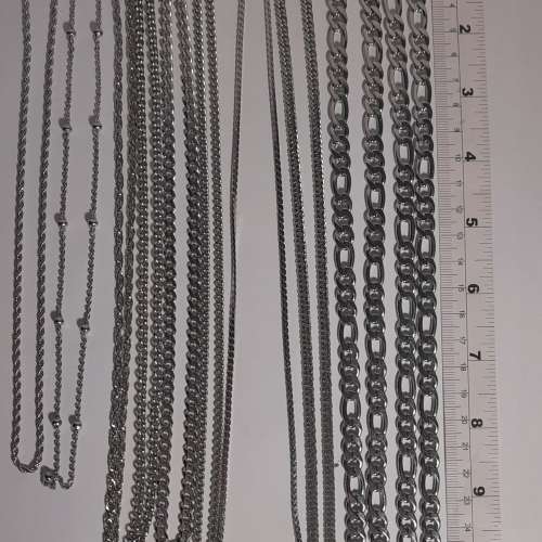 一手十條不鏽鋼頸鏈共售五百元。no.5.4.25